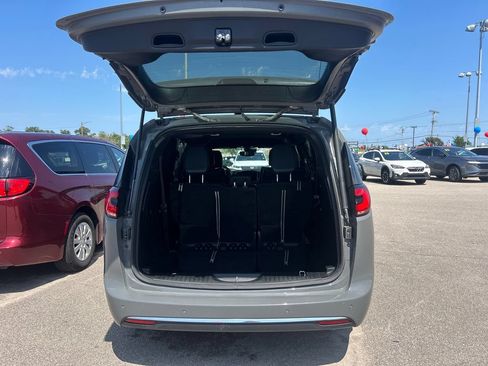 Used 2025 Chrysler Pacifica Select FWD image 30