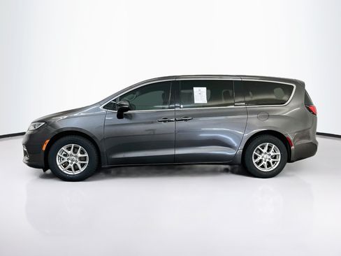 Used 2023 Chrysler Pacifica Touring-L FWD image 4