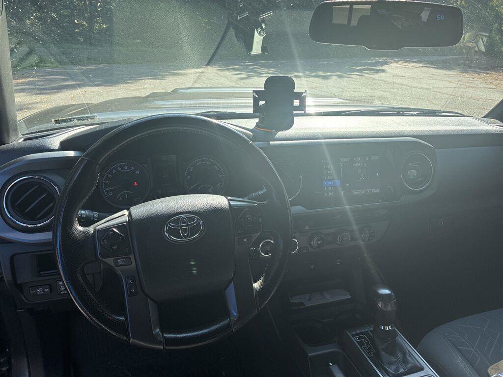 Used 2017 Toyota Tacoma TRD Sport w/ Tow Package AWD/4WD image 8