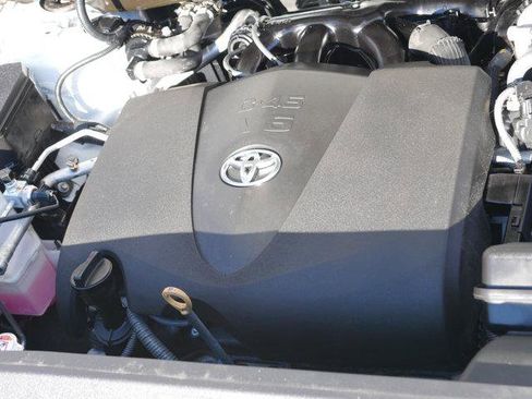 Used 2022 Toyota Highlander XLE AWD/4WD image 11