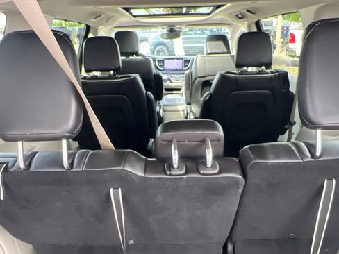Certified 2023 Chrysler Pacifica Limited FWD image 24
