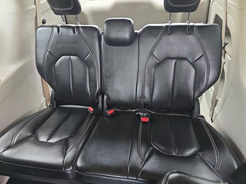 Used 2023 Chrysler Pacifica Touring-L FWD image 13