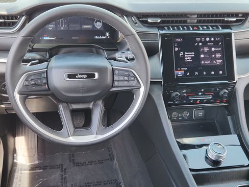 Used 2025 Jeep Grand Cherokee Laredo X w/ Luxury Tech Group I AWD/4WD image 28