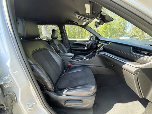 Used 2024 Jeep Grand Cherokee L Laredo AWD/4WD image 19