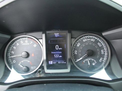 Used 2017 Toyota Tacoma TRD Sport image 19