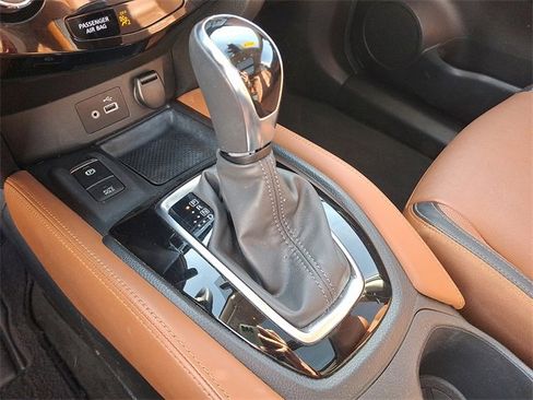 Used 2018 Nissan Rogue SL w/ Premium Package image 15