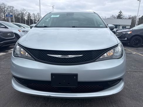 Used 2023 Chrysler Voyager LX image 3