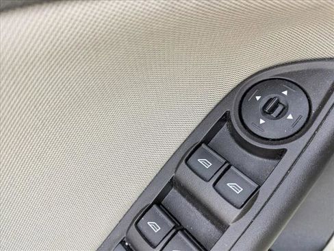 Used 2018 Ford Focus SE w/ SE Appearance Package image 9