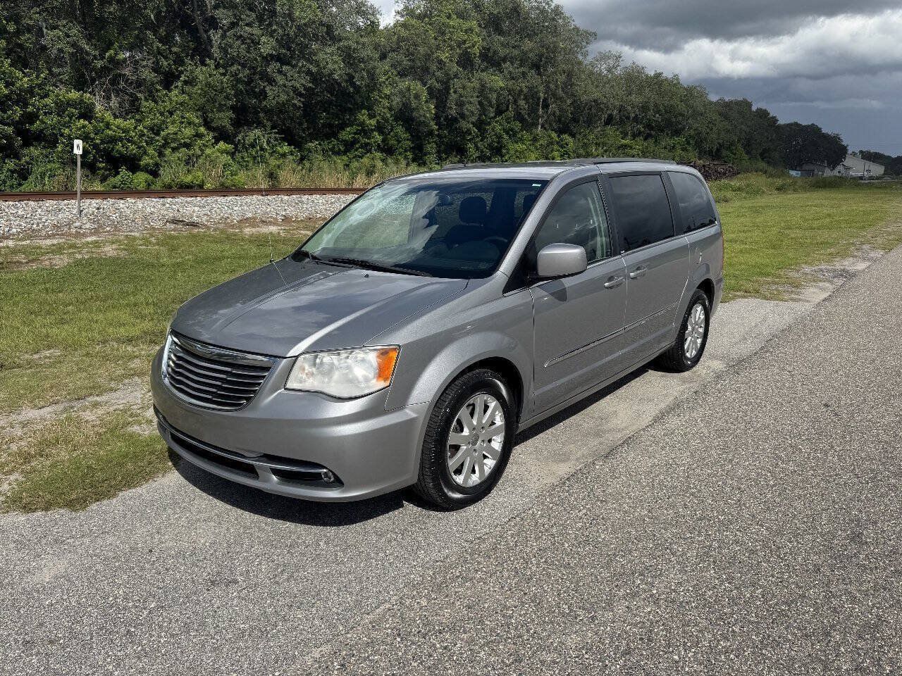 Used 2014 Chrysler Town & Country Touring FWD image 1
