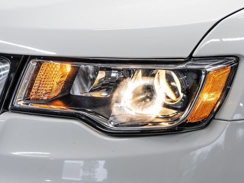 Used 2018 Jeep Grand Cherokee Limited image 9