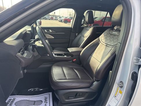 Certified 2025 Ford Explorer Platinum w/ LUX Leather Package image 4