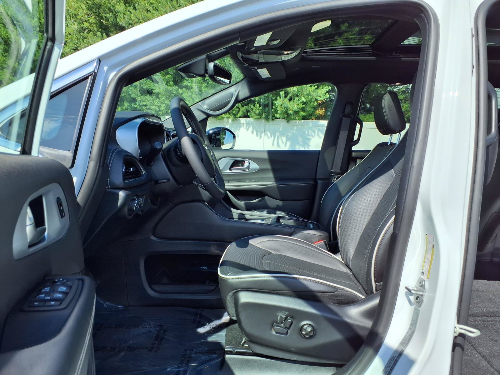 Used 2026 Chrysler Pacifica Limited FWD image 21