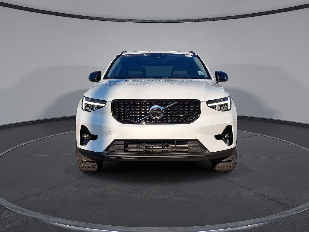 Certified 2025 Volvo XC40 B5 Plus AWD/4WD image 35