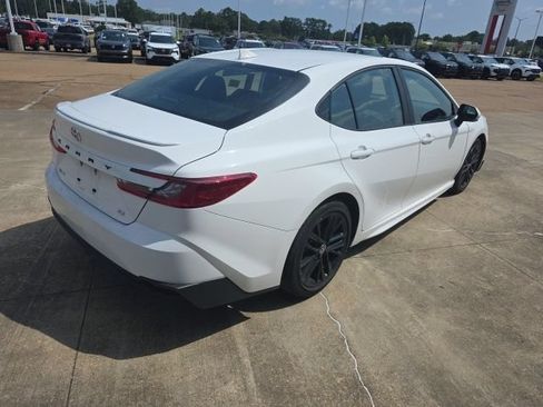 Used 2025 Toyota Camry SE FWD image 9