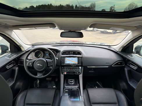 Used 2018 Jaguar F-PACE Premium image 25