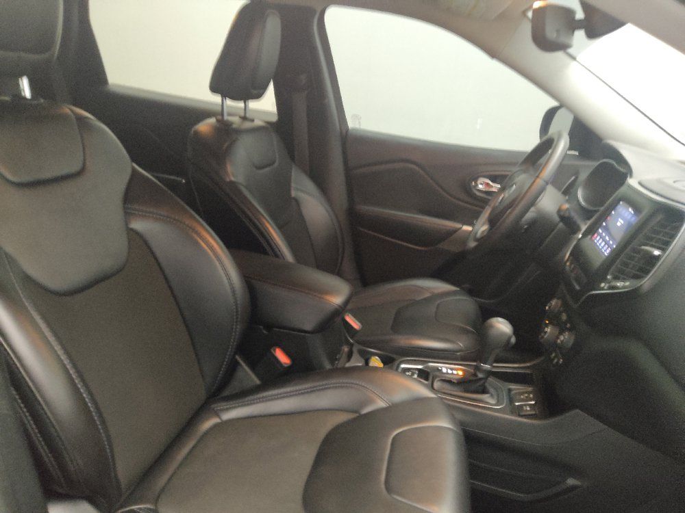 Used 2019 Jeep Cherokee Latitude Plus w/ Comfort/Convenience Group FWD image 21