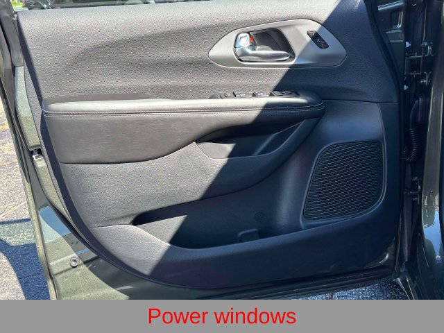New 2027 Chrysler Pacifica Select AWD/4WD image 21