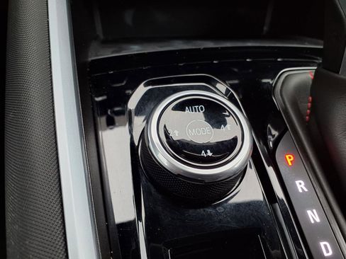 Used 2023 Chevrolet Colorado Z71 w/ Z71 Convenience Package 2 image 8