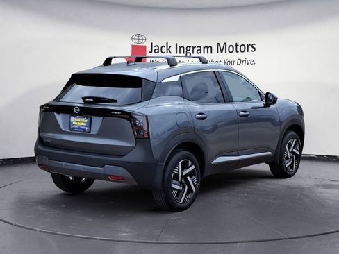 Used 2025 Nissan Kicks SV w/ SV Premium Package FWD image 5