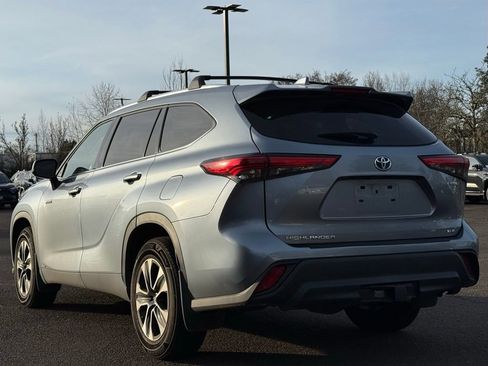 Used 2021 Toyota Highlander XLE image 3