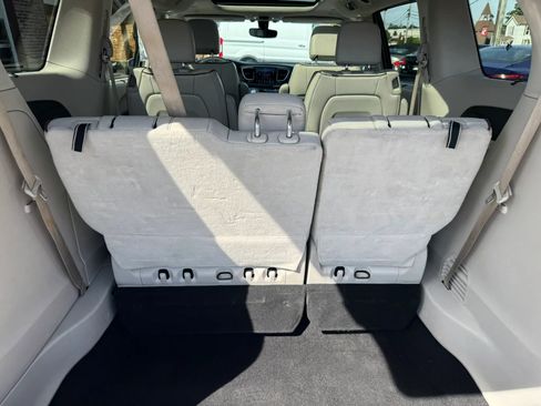 Used 2020 Chrysler Pacifica Limited FWD image 36