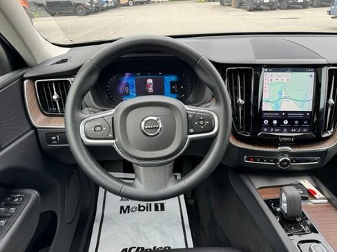 Used 2022 Volvo XC60 B5 Momentum w/ Climate Package AWD/4WD image 18