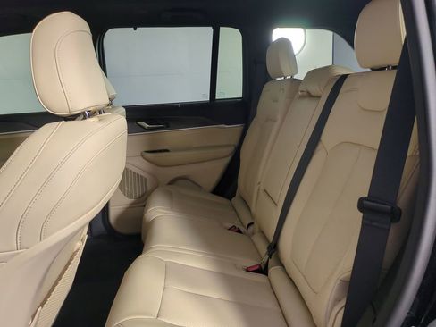 Used 2025 Jeep Grand Cherokee Limited w/ Luxury Tech Group II image 16