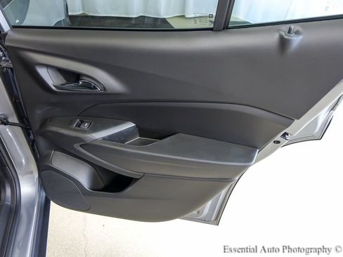 Used 2025 Chevrolet Trax RS FWD image 21
