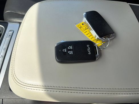 Used 2023 Kia Carnival LX FWD image 30
