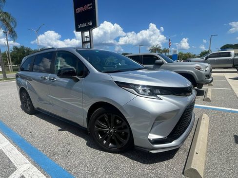 Used 2025 Toyota Sienna XSE w/ XSE Plus Package FWD image 3