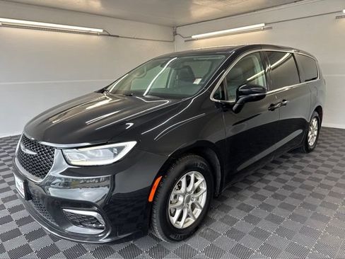Used 2024 Chrysler Pacifica Touring-L FWD image 21