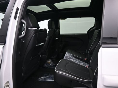 New 2026 Chrysler Pacifica Limited FWD image 22
