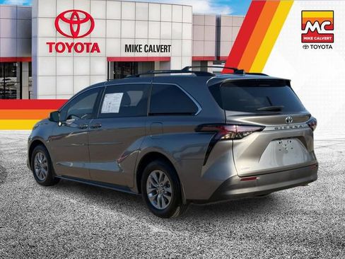 Used 2026 Toyota Sienna LE FWD image 3