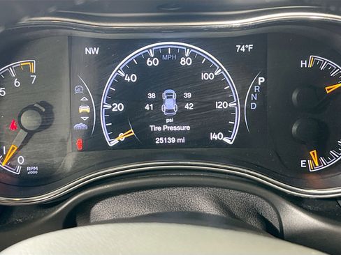 Used 2022 Jeep Grand Cherokee Laredo X image 12