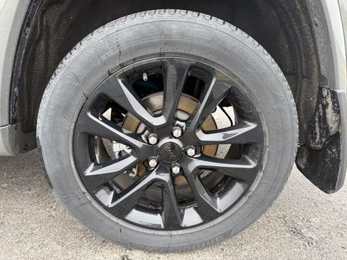 Used 2022 Jeep Grand Cherokee Laredo X image 9