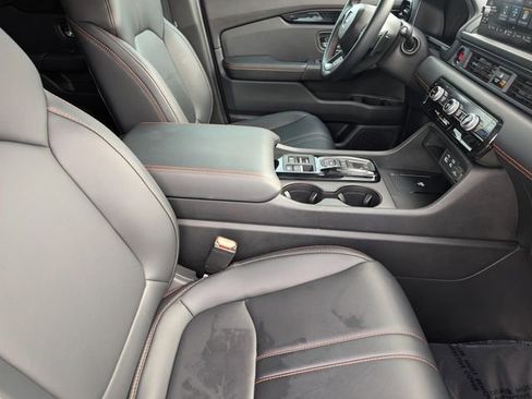Used 2025 Honda Pilot TrailSport image 22
