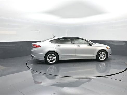 Used 2018 Ford Fusion SE w/ Fusion SE Technology Package image 8