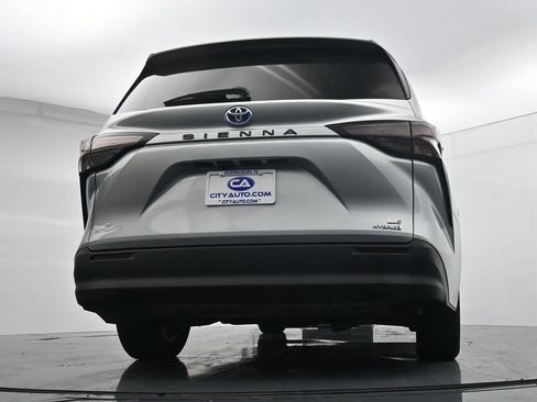 Used 2024 Toyota Sienna LE FWD image 21