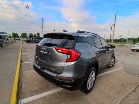 Used 2018 GMC Terrain SLE w/ Driver Convenience Package AWD/4WD image 3