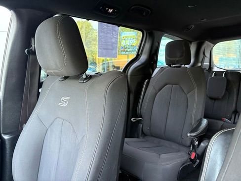 Used 2019 Chrysler Pacifica Touring Plus FWD image 21