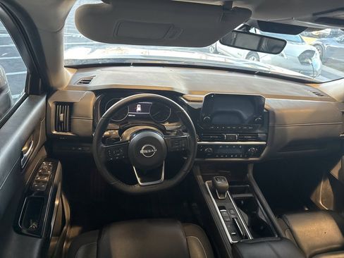 Used 2024 Nissan Pathfinder SL image 16