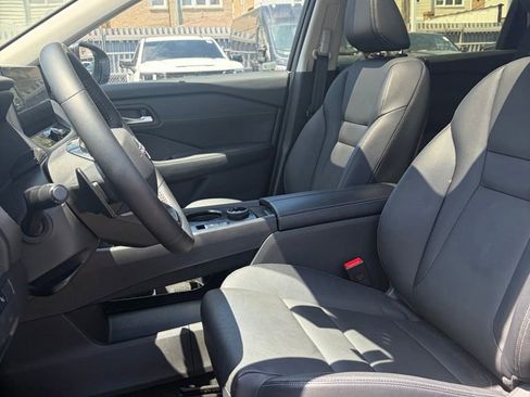 Used 2025 Nissan Rogue SL w/ Tech Package AWD/4WD image 2