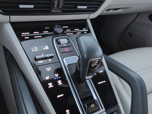 Used 2021 Porsche Cayenne w/ Premium Package image 20