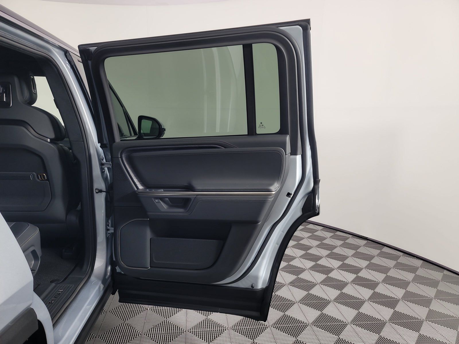 Used 2025 Rivian R1S Adventure Dual AWD/4WD image 19
