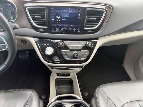 Used 2018 Chrysler Pacifica Touring-L Plus FWD image 18