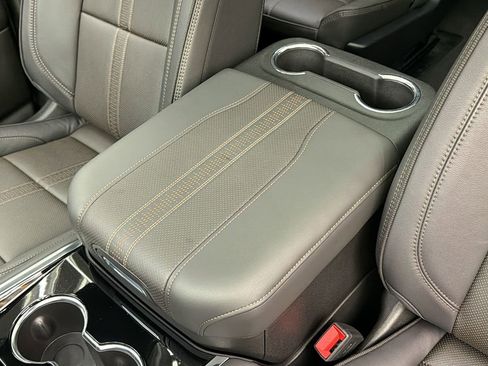 Used 2025 Chevrolet Suburban High Country AWD/4WD image 23