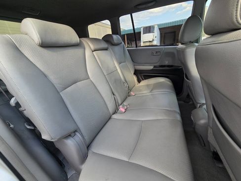 Used 2005 Toyota Highlander 2WD V6 w/ 3rd Row image 30