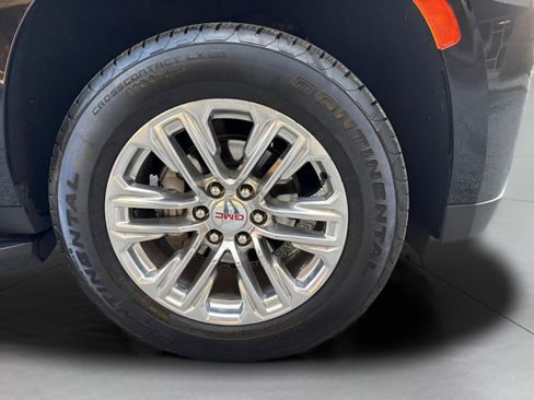 Used 2024 GMC Yukon SLT AWD/4WD image 2