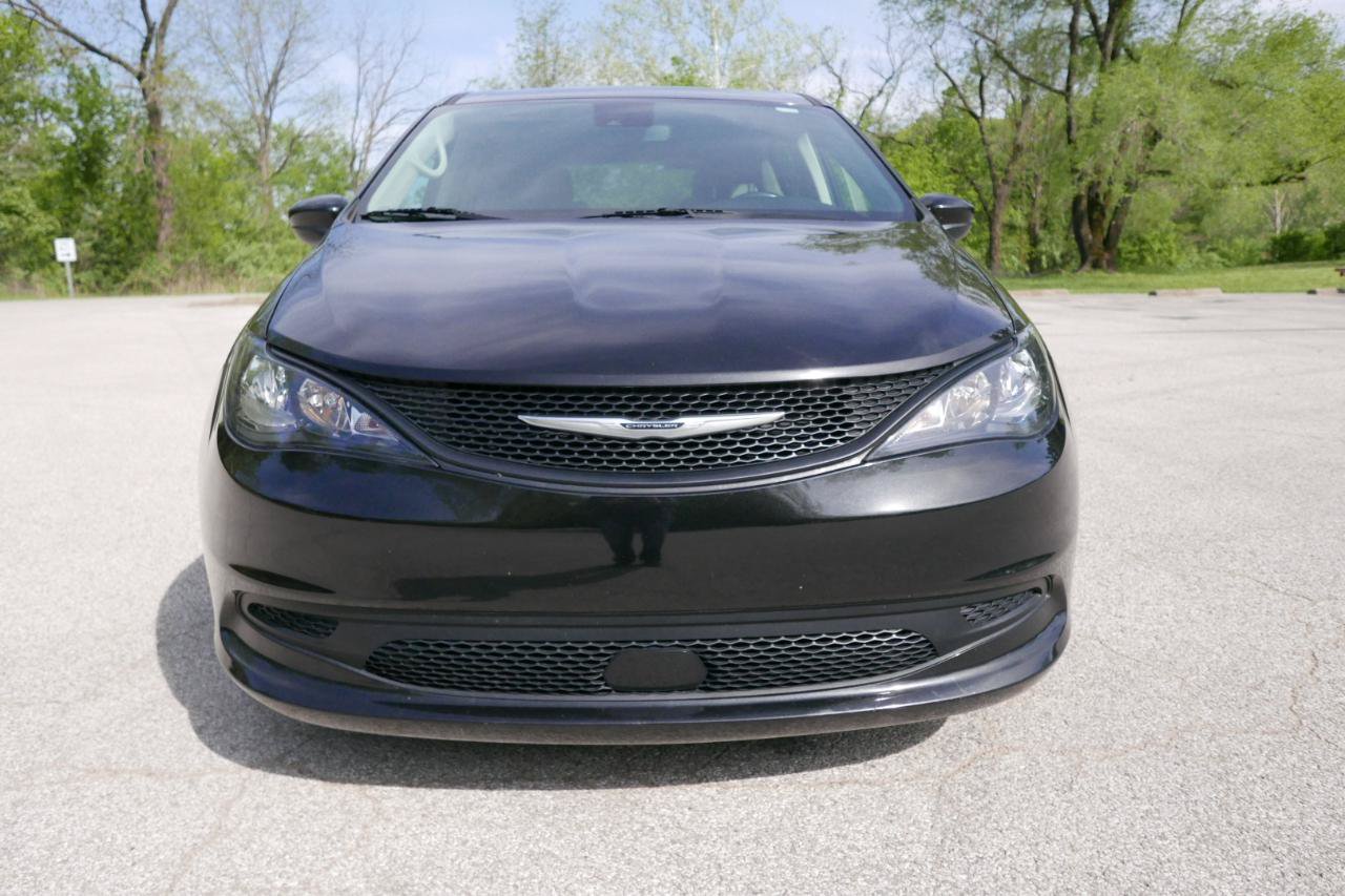 Used 2022 Chrysler Voyager LX FWD image 3