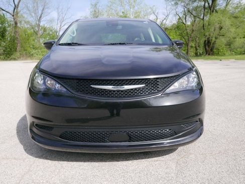 Used 2022 Chrysler Voyager LX image 3